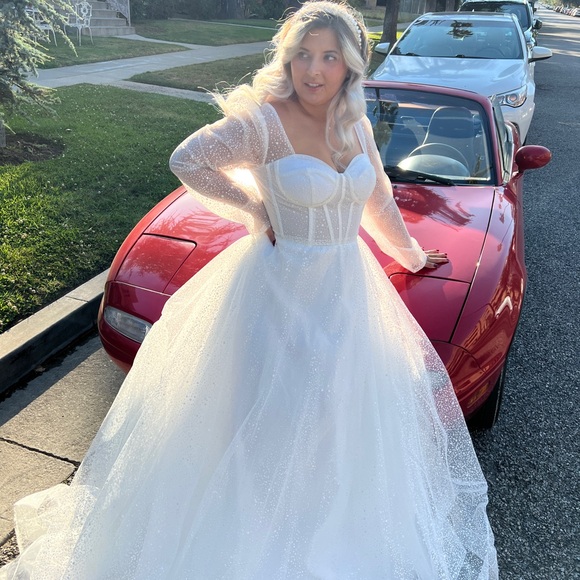 Dresses & Skirts - Elegant White Sparkle bridal ball gown with long sleeves and train